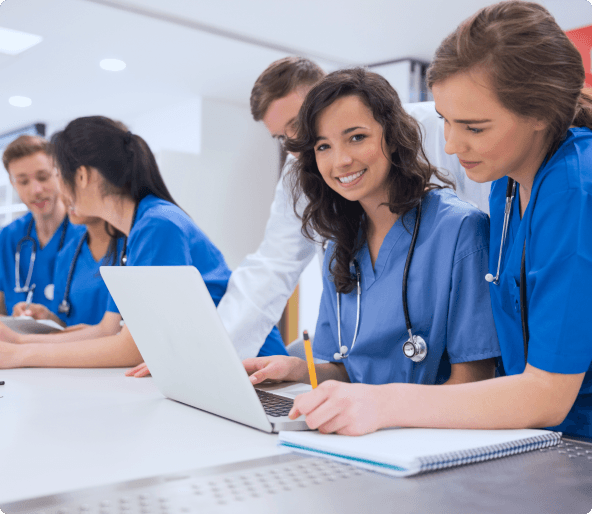 Estudantes de medicina vestidos de jaleco estudando juntos